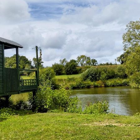 Charming Tranquil Shepherds Hut With Lakeside Balcony 'Roach' 阿克菲尔德 外观 照片