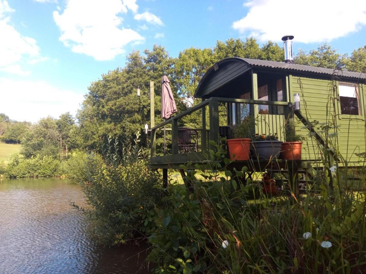 Charming Tranquil Shepherds Hut With Lakeside Balcony 'Roach' 阿克菲尔德 外观 照片