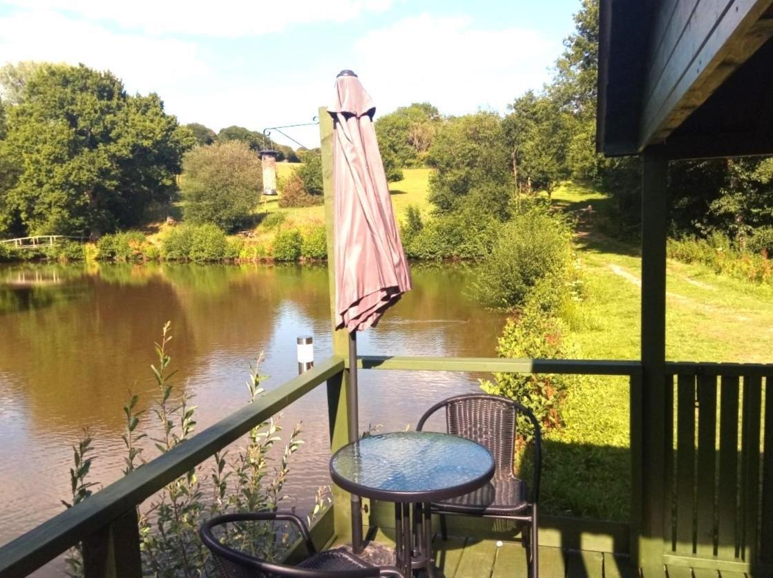 Charming Tranquil Shepherds Hut With Lakeside Balcony 'Roach' 阿克菲尔德 外观 照片