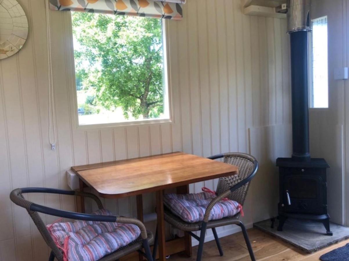 Charming Tranquil Shepherds Hut With Lakeside Balcony 'Roach' 阿克菲尔德 外观 照片