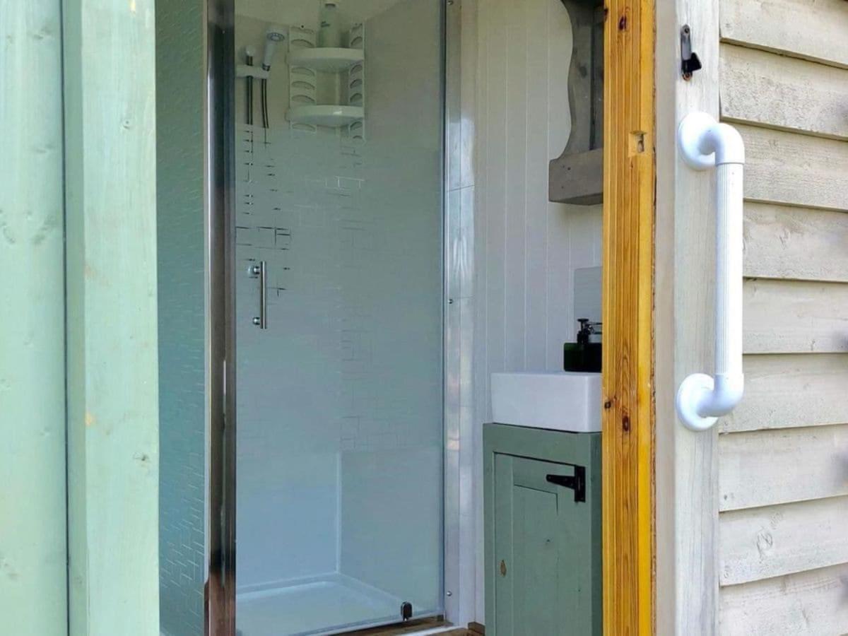 Charming Tranquil Shepherds Hut With Lakeside Balcony 'Roach' 阿克菲尔德 外观 照片
