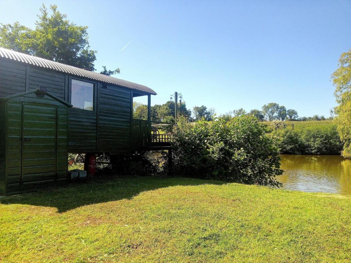 Charming Tranquil Shepherds Hut With Lakeside Balcony 'Roach' 阿克菲尔德 外观 照片