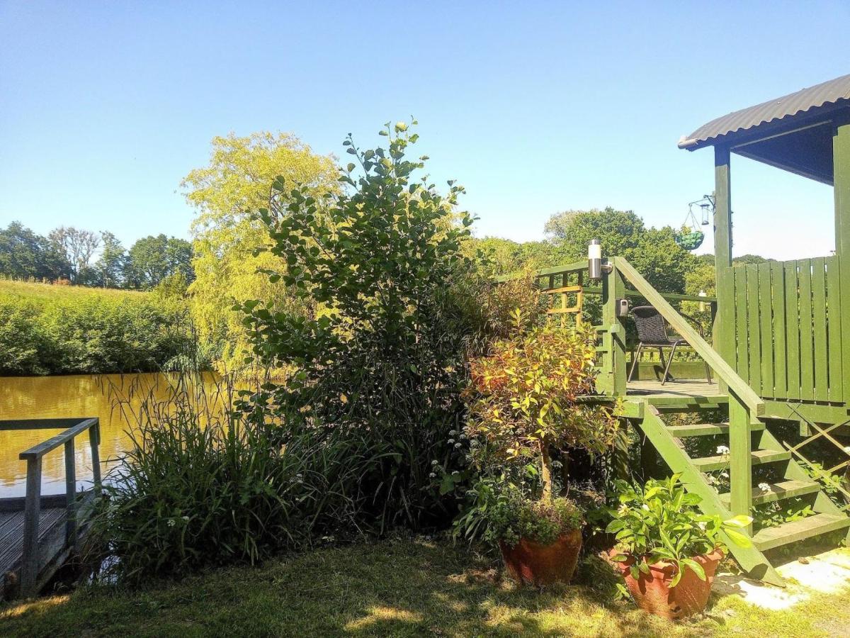 Charming Tranquil Shepherds Hut With Lakeside Balcony 'Roach' 阿克菲尔德 外观 照片