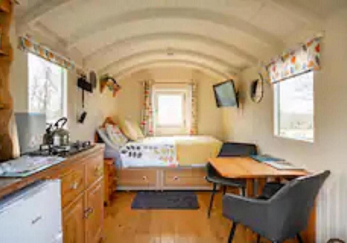 Charming Tranquil Shepherds Hut With Lakeside Balcony 'Roach' 阿克菲尔德 外观 照片