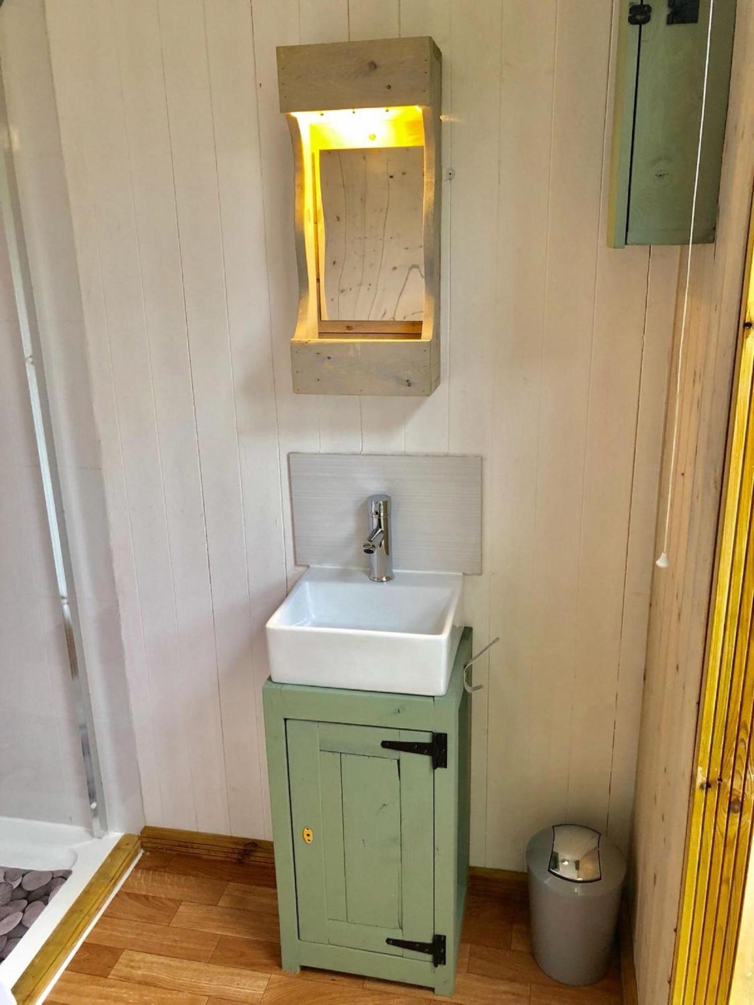Charming Tranquil Shepherds Hut With Lakeside Balcony 'Roach' 阿克菲尔德 外观 照片