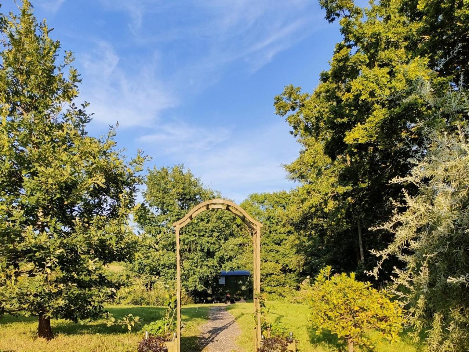 Charming Tranquil Shepherds Hut With Lakeside Balcony 'Roach' 阿克菲尔德 外观 照片