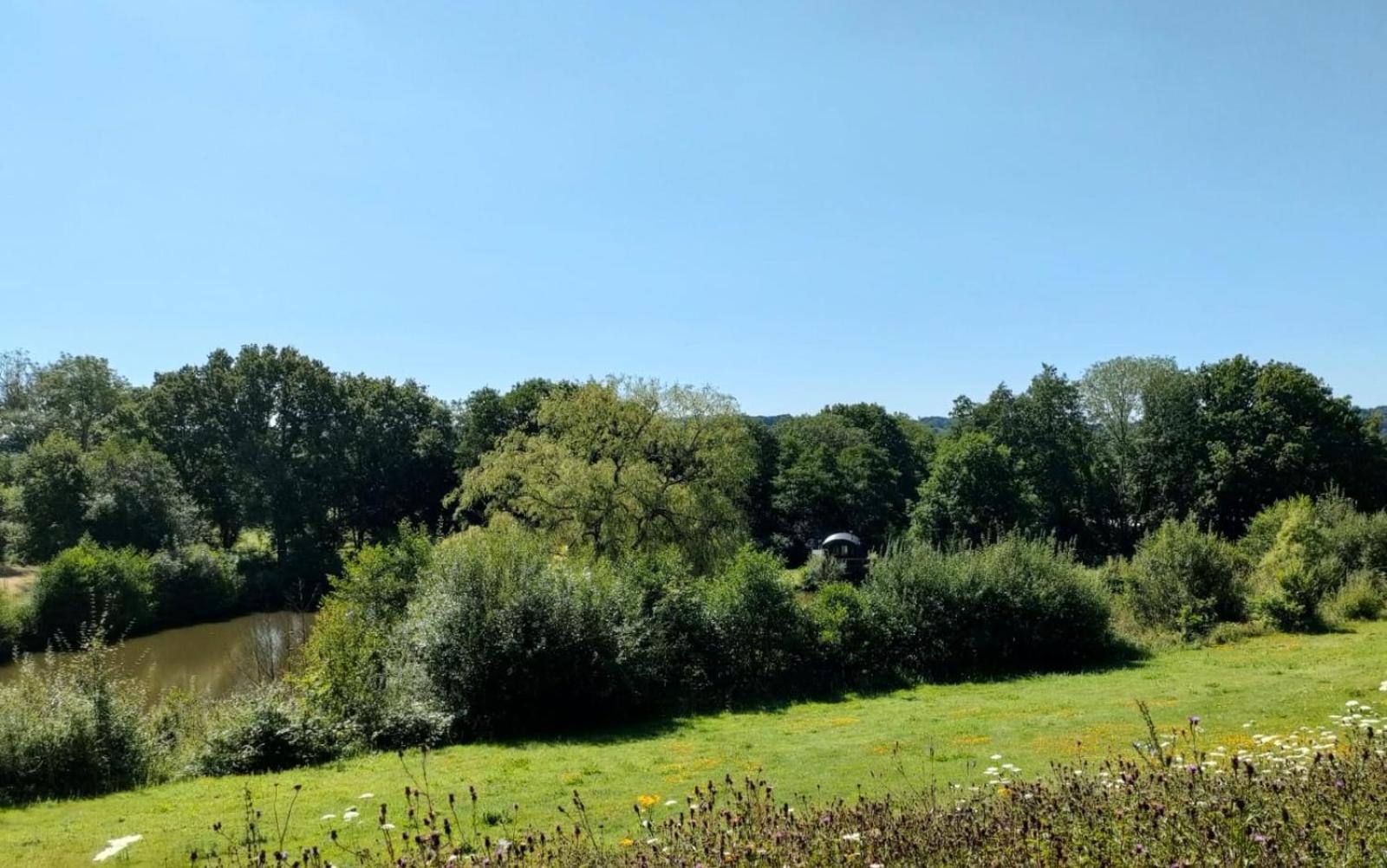 Charming Tranquil Shepherds Hut With Lakeside Balcony 'Roach' 阿克菲尔德 外观 照片
